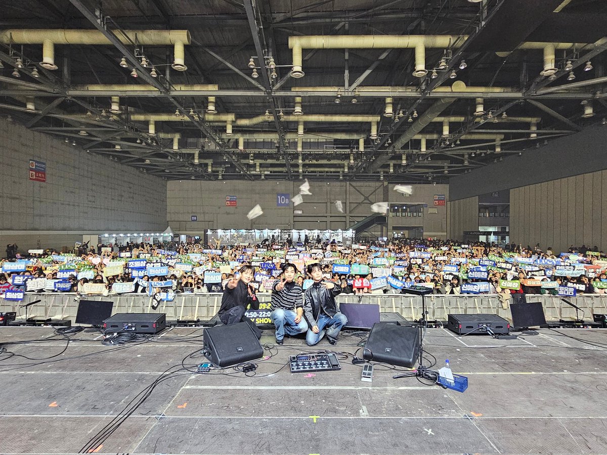 [#LUCY] 2026 FIRST MUSIC STATION 완료 ✔️

최고의 헤드라이너 LUCY💙
함께 즐겨준 왈왈이 덕분에
1월의 마지막 날을 뜨겁게 보낼 수 있었습니다🔥

 #루시 #신예찬 #최상엽 #조원상