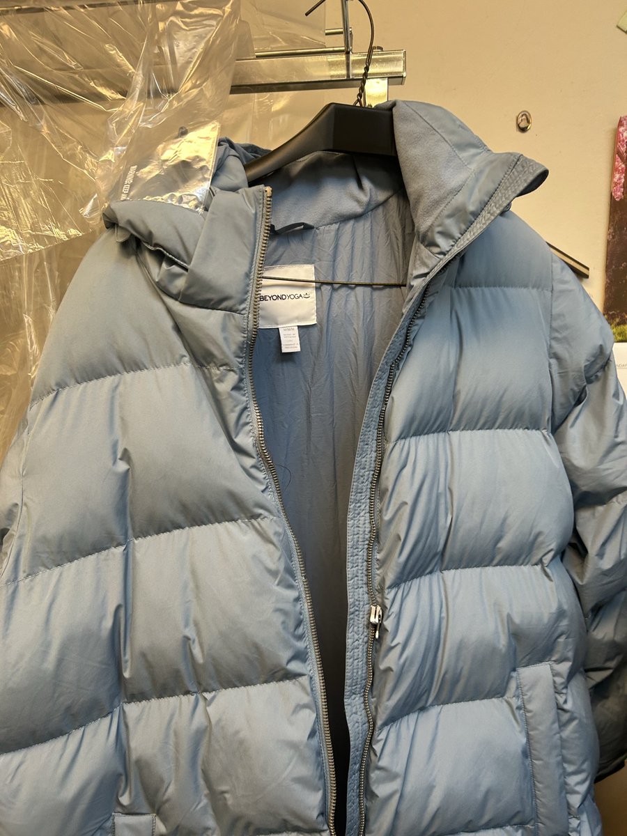 marissa_splains's tweet photo. @BeyondYoga should feel pretty disappointed in the quality of their winter items. A brand new holiday gift, and the zipper broke the first time I wore it this week. Horrible service and no extension of returns or exchanges despite a manufacturing defect? #beyondyoga https://t.co/IfdwVTyl4J