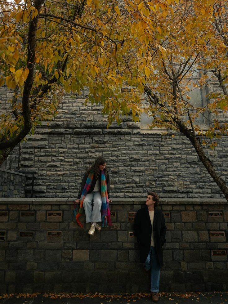 اس سے پہلے کہ بےوفا ہو جائیں
کیوں نہ اے دوست ہم جدا ہوجائیں

تو بھی ہیرے سے بن گیا پتھر
ہم بھی کل جانے کیا سے کیا ہوجائیں

تو کہ یکتا تھا بےشمار ہوا
ہم بھی ٹوٹیں تو جا بجا ہوجائیں

ہم بھی مجبوریوں کا عذر کریں
پھر کہیں اور مبتلا ہوجائیں