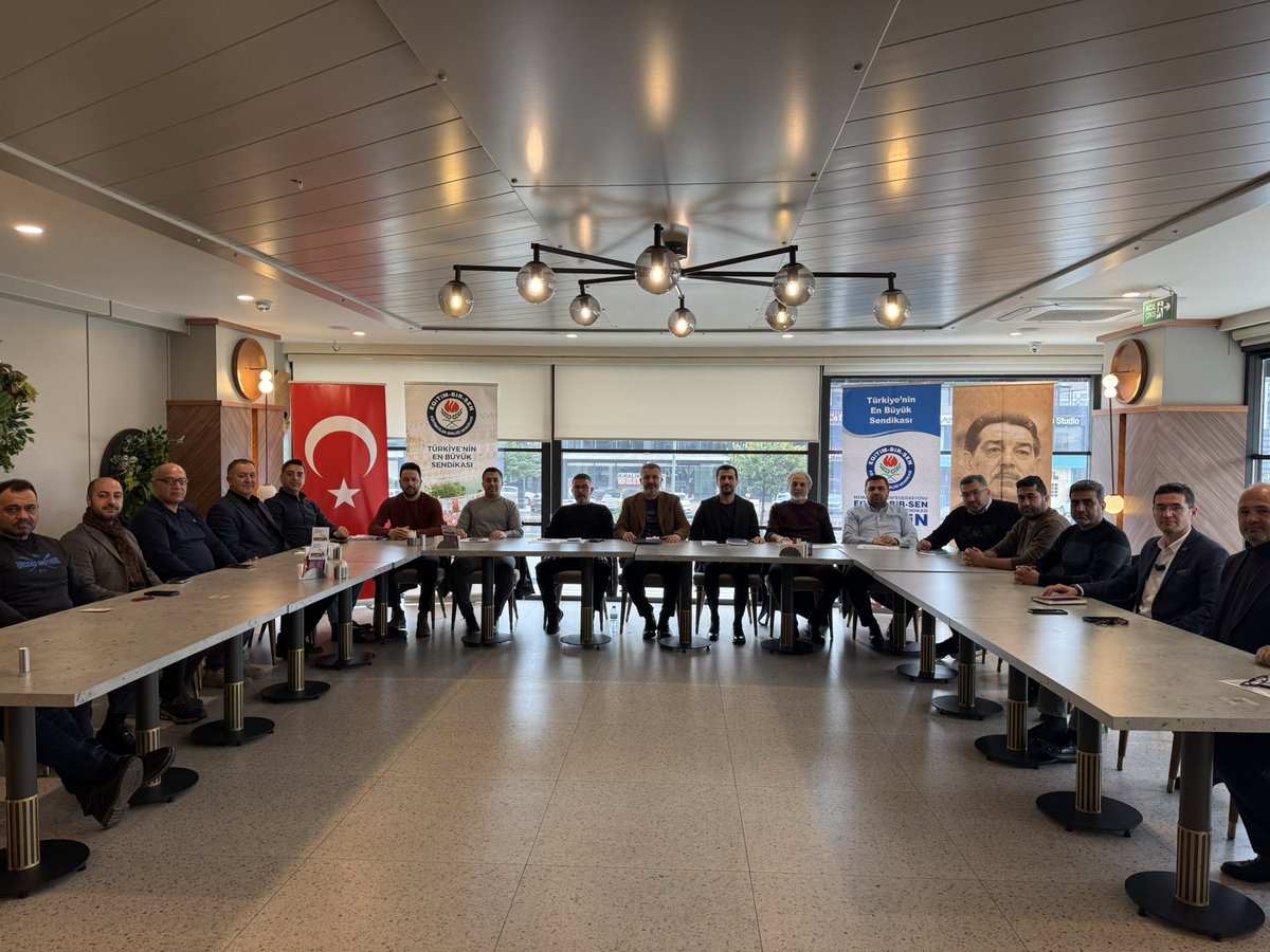 Eğitim-Bir-Sen İlçe Başkanlar Kurulu Toplantımızı, şube ve ilçe yöneticilerimizin katılımıyla gerçekleştirdik.

      Toplantımızda; ilimizdeki eğitim faaliyetleri ile birlikte Türkiye ve dünya gündemine dair değerlendirmelerde bulunarak kapsamlı bir görüş alışverişi yaptık.