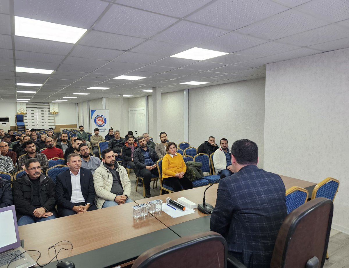 gencmemursen21_'s tweet photo. Diyarbakır Genç Memur-Sen olarak düzenlediğimiz "Modern Çağda Sağlıklı Yaşam" seminerini gerçekleştirdik.
​Davetimize icabet ederek tecrübelerini bizlere aktaran Diyarbakır Gençlik ve Spor İl Müdürü Sayın Cenk Öztekin'e şükranlarımızı sunar; programa katılım gösteren tüm dostlarımıza teşekkür ederiz. 
Daha sağlıklı ve farkındalık dolu bir gelecek için bir aradayız.

@_aliyalcin_ 
@GSB_Diyarbakir
@tekdemiRamazan 
@mstemrebalci