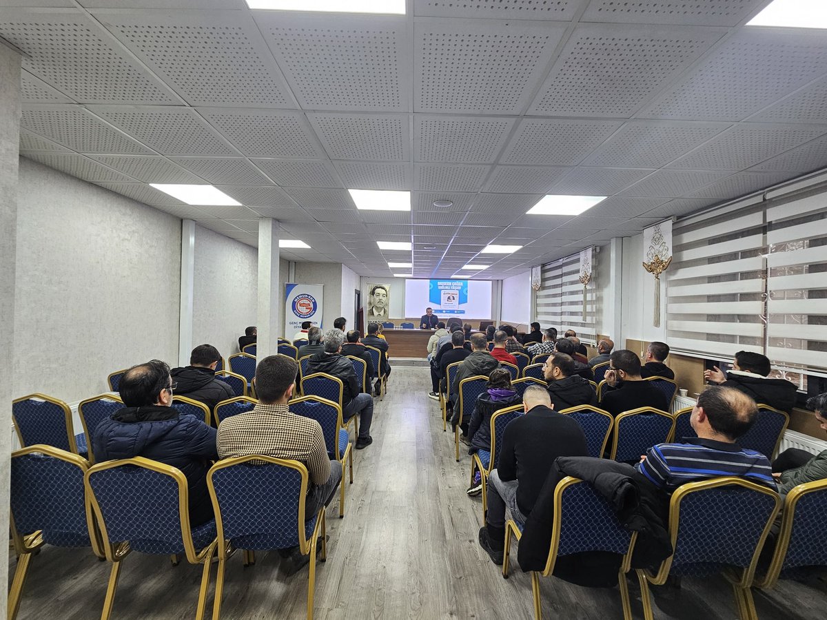 gencmemursen21_'s tweet photo. Diyarbakır Genç Memur-Sen olarak düzenlediğimiz "Modern Çağda Sağlıklı Yaşam" seminerini gerçekleştirdik.
​Davetimize icabet ederek tecrübelerini bizlere aktaran Diyarbakır Gençlik ve Spor İl Müdürü Sayın Cenk Öztekin'e şükranlarımızı sunar; programa katılım gösteren tüm dostlarımıza teşekkür ederiz. 
Daha sağlıklı ve farkındalık dolu bir gelecek için bir aradayız.

@_aliyalcin_ 
@GSB_Diyarbakir
@tekdemiRamazan 
@mstemrebalci