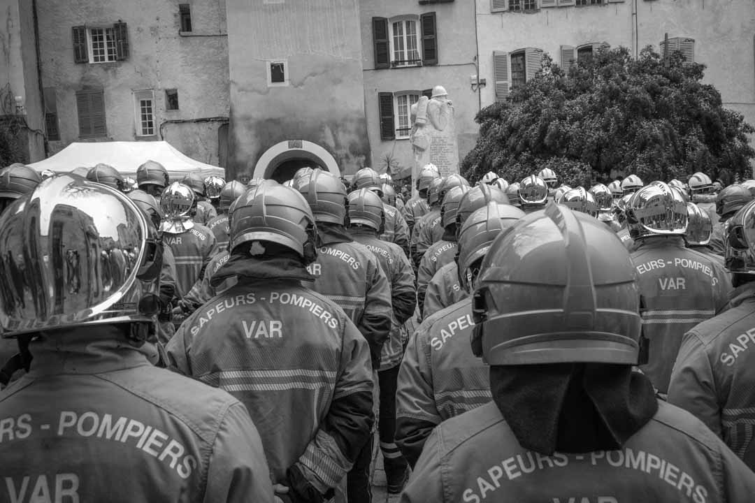 SDIS83's tweet photo. Cette semaine, les sapeurs-pompiers du Var ont accompagné une dernière fois Adrien, Pierre et Olivier.
Unis dans le silence et le recueillement, nous avons rendu hommage à nos 3 camarades qui ont servi avec courage, engagement et dévouement. https://t.co/6tZK3tr052