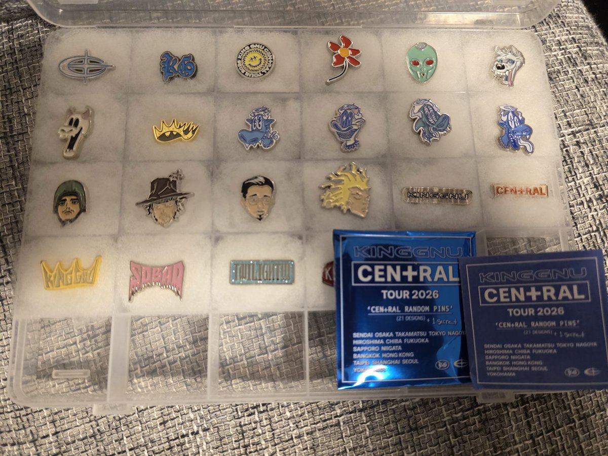 n710043's tweet photo. King Gnuのグッズが届いた！
ピンズは100均でケース買って固定するために綿入れて並べてみました。

#KingGnuグッズ 
#KingGnuCentralTour 
#KingGnu https://t.co/97ozBF0Jer