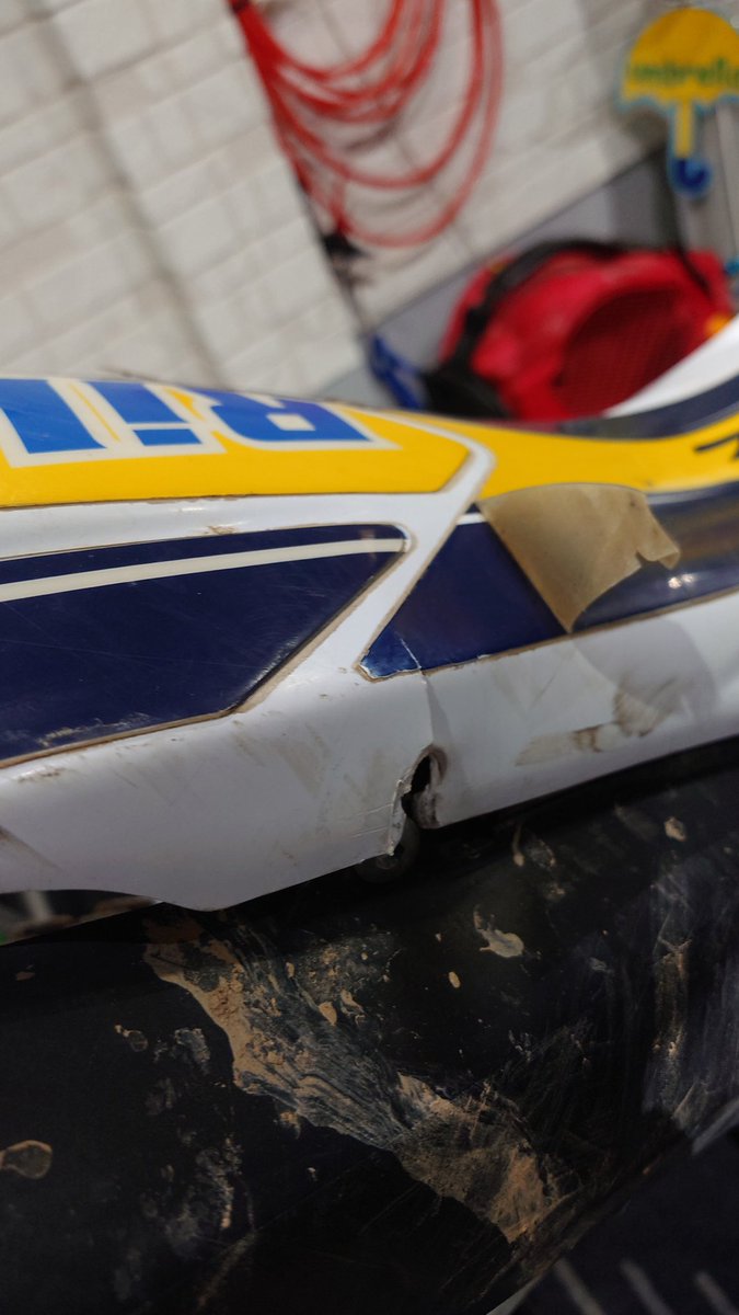 RTLの情報共有して頂き本当に感謝しかございません。
まだ嫁ぎ先は決まっておりませんので、初めましての方も、国産トラ車がリーズナブルに手に入るチャンスですので宜しくお願いします。

外装破損はRフェンダ位です。

本人は可倒式リアフェンダーとか言って、捲れても割れないので気に入ってます🤪