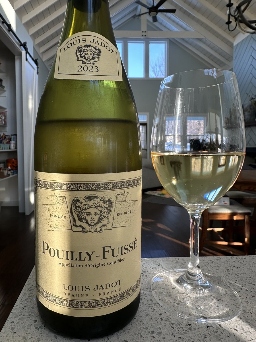 JeffPGwine's tweet photo. ❤️ Pouilly-Fuissé! Chardonnay from the southern end of Burgundy. Faint, pleasant aromas of butter and raw almonds. Soft up front with a crispness at the end with flavors of white peach and white pear. Lots of lees effect with a subtle touch of oak https://t.co/bjj2uOLxYI