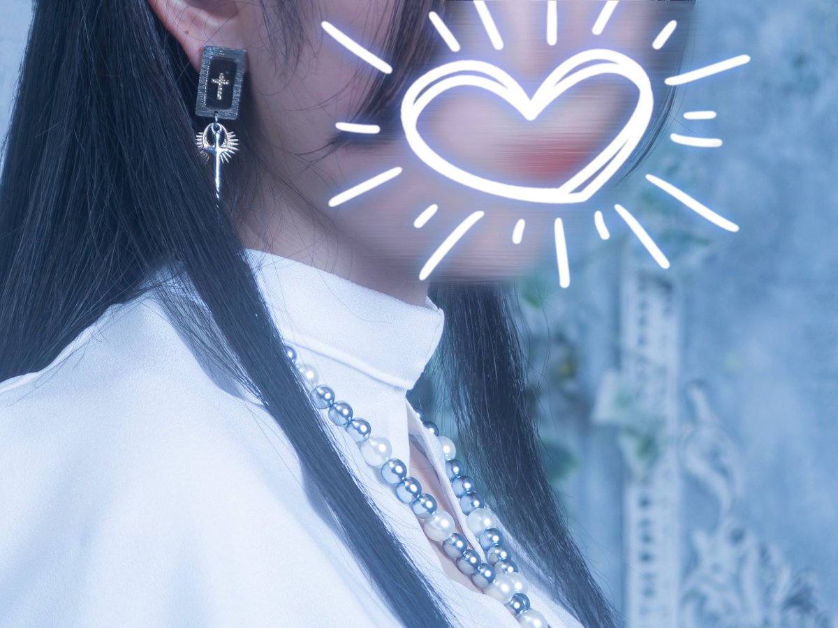 当日のピアスは明るい地獄さん(<a href="/akaruijigoku/">明るい地獄</a> )でお迎えした宝剣モチーフのものをつけさせていただきました🤍🩵
おでかけのときもよくつけてます🫶
いつもかわいいピアスをありがとうございます😭