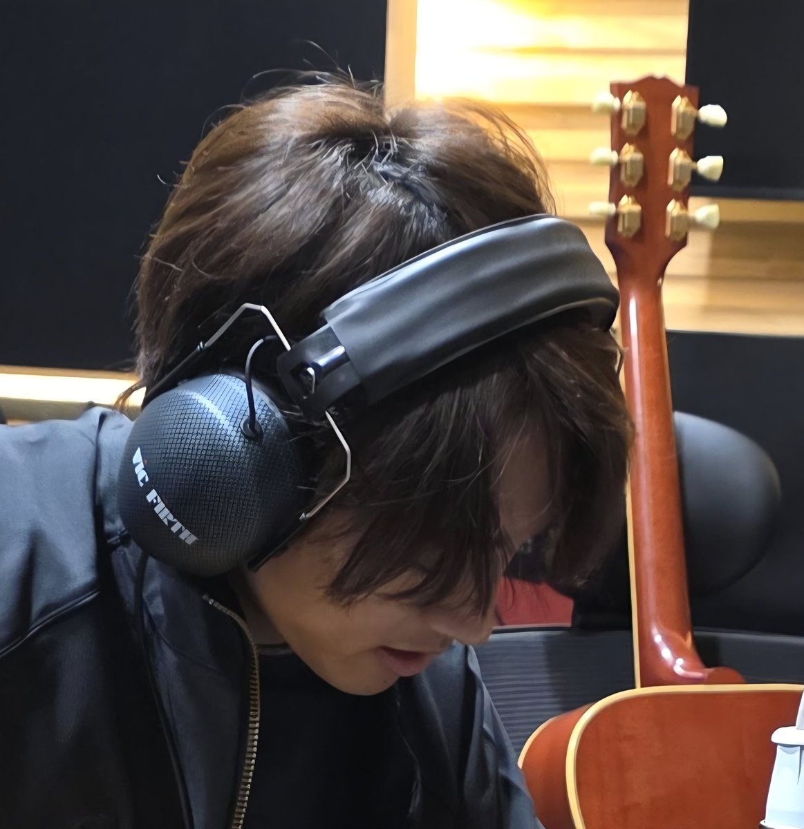 아 까만 이스뉸 좋다 크게 자세히 뜯어보기