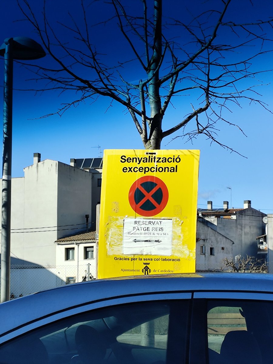 Hola <a href="/ajcardedeu/">Ajuntament Cardedeu</a>, crec que heu oblidat aquests rètols a la plaça Llibertat des d'abans de Reis...