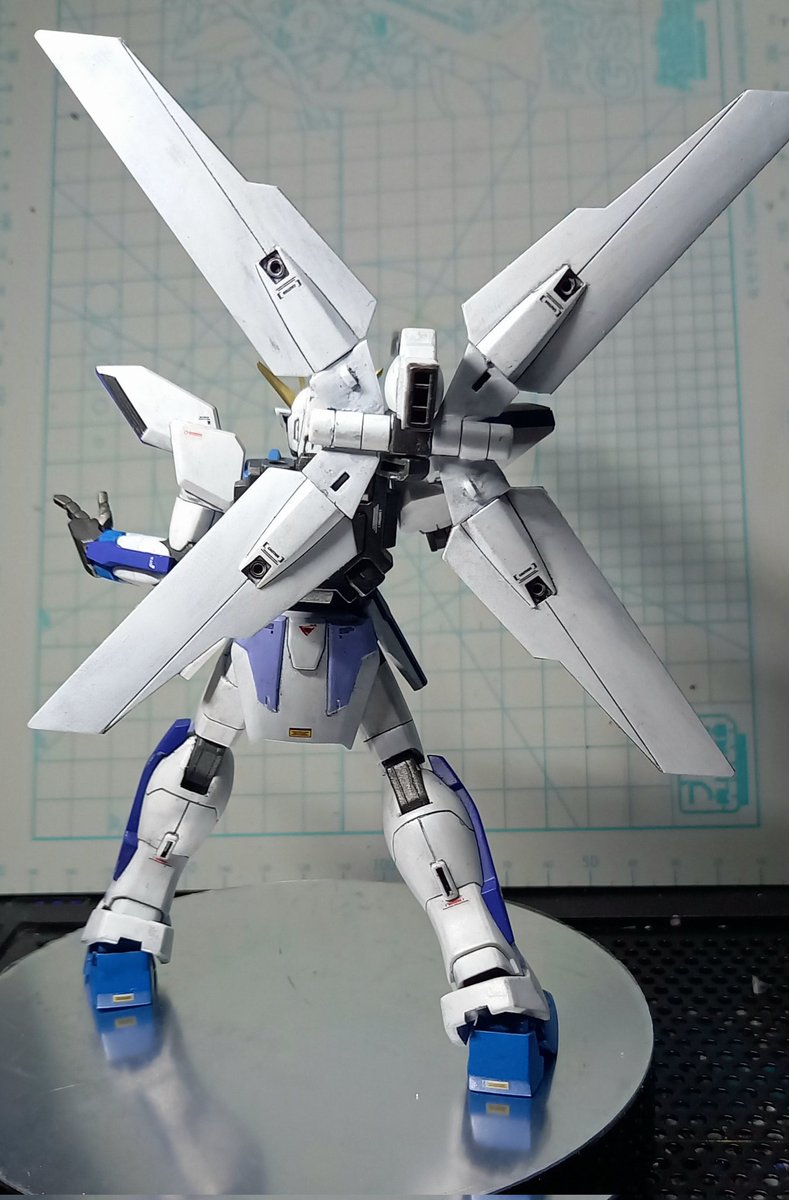 HG ガンダムX完成😆
ハセガワさんのホログラムフィニッシュシートを使ってみたかったので、リフレクター表現と、胸部のマイクロウェーブ受信部(緑のパーツの裏面)に使用しました✨
久しぶりに自分のやりたいことはやれたと思います。
#ガンダムX 
#ガンプラ好きと繋がりたい 
#プラモデルライフ