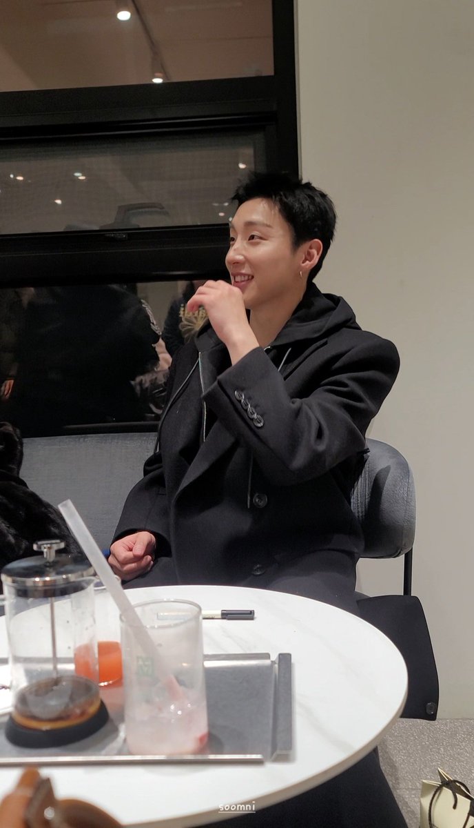 260131 오늘도 더가베에서 만난 날🖤
드디어 처음으로 안경 안 쓴 흑발 문종업을 봤다! 진짜 진짜 예쁘고 잘생겼다 오늘 입은 코트도 너무 멋있던데 검정색이 정말 잘 어울리네
그리고 오늘도 문워크 사랑 가득이었다🖤💙
덕분에 행복했어요 고마워요