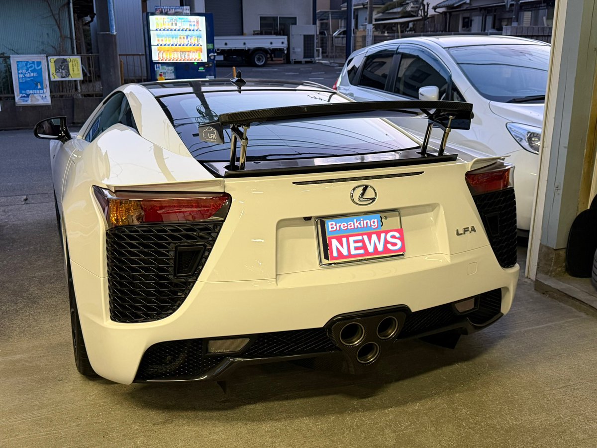 dope2024666's tweet photo. 今日はLFAにお乗りのお客様がコーティングとプロテクションフィルムのご相談でご来店されました🥹 
なかなかまじまじと観れる機会が無いので私たちにとっても貴重な体験です。。(撮影許可もいただきました。)
天使の咆哮も聴けましたので皆様とご共有いたします✨ https://t.co/pOh4orNYdc