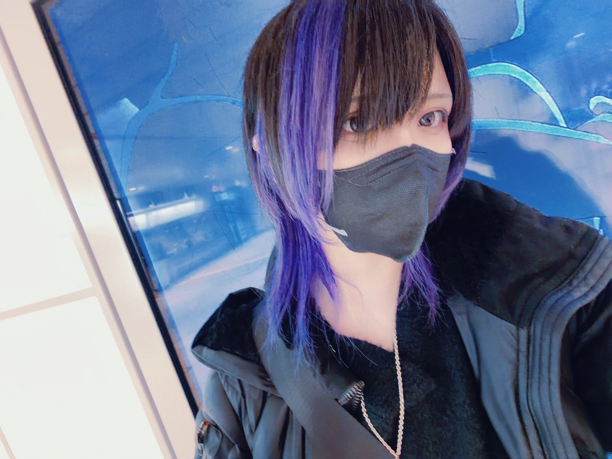 12_____09's tweet photo. 美容室でインナーのメンテ+白髪増えまくってた部分に太めのメッシュ入れてもらった〜〜2次元感つよめで良き感じにしてもらった✌️✌️
あと都内出たついでにハサウェイの広告見て消滅前のロッテリアでエビバーガーにお別れ告げてきました https://t.co/CnpCdj2paX