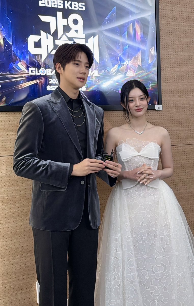 minjuspic's tweet photo. please sangminju stay friends forever 😞❤️ this is literally the cutest friendship ever https://t.co/ePtcVawcbt