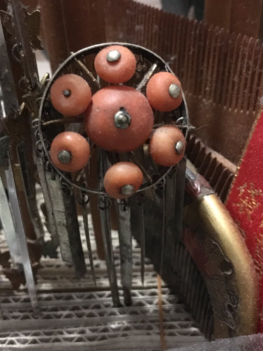 家にも数本、時代モノの珊瑚の簪や🪸根掛けがあるから、見に行って