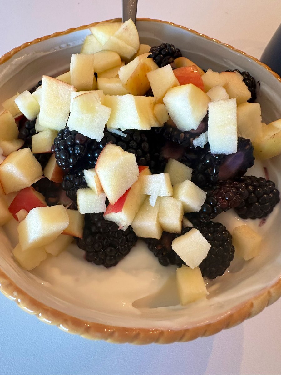 free_style_chef's tweet image. A relaxing weekend breakfast is a beautiful time in our house. 

Oats cooked in milk or Greek yogurt bowls with mixed nuts, crisp diced apple, and halved blackberries. 

#brekkie #goodeats