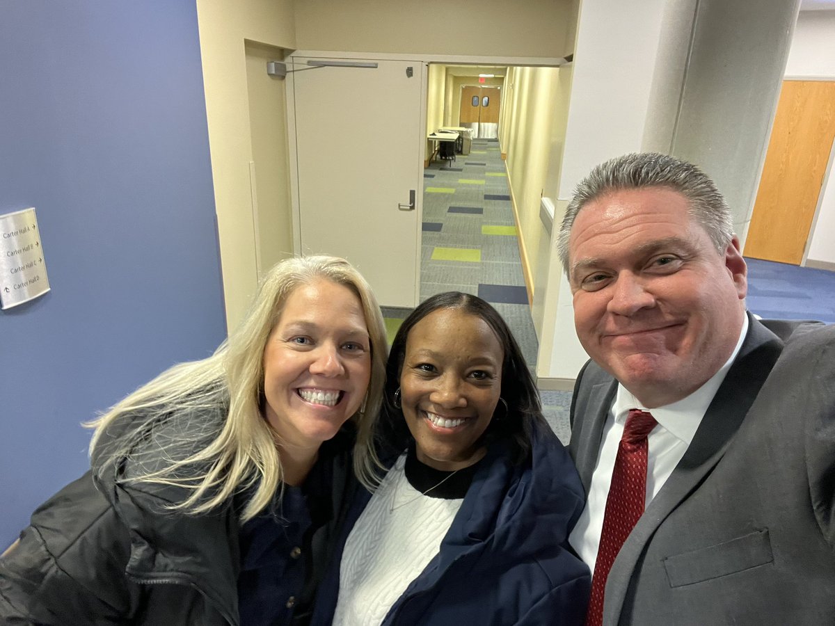 RandaD21's tweet image. Love celebrating with our @usiwbb family members!! We had 2 inducted in the 2026 @USIAthletics Hall of Fame! Memories were shared! Laughs were had!! Congrats 🏀Anna &amp;amp; 🏐Shannon #FamilyForever