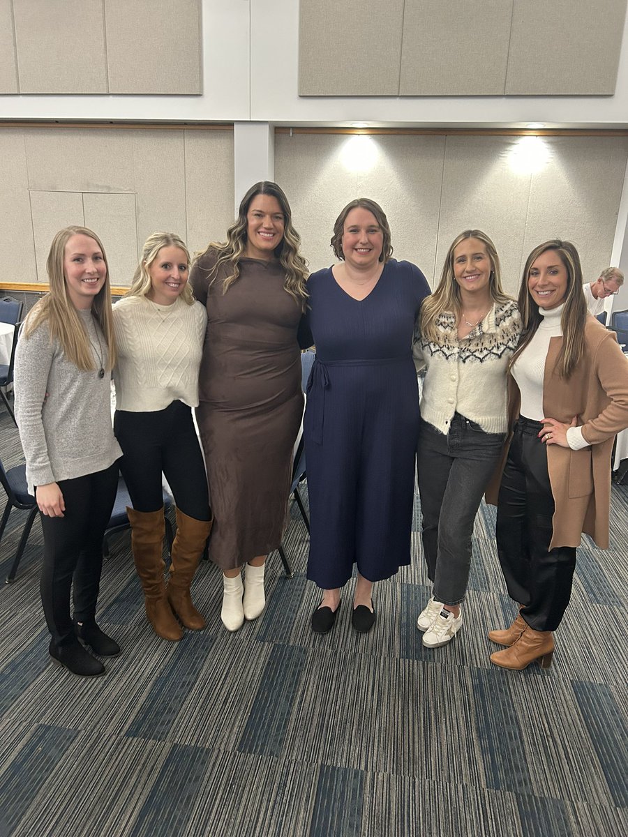 RandaD21's tweet image. Love celebrating with our @usiwbb family members!! We had 2 inducted in the 2026 @USIAthletics Hall of Fame! Memories were shared! Laughs were had!! Congrats 🏀Anna &amp;amp; 🏐Shannon #FamilyForever