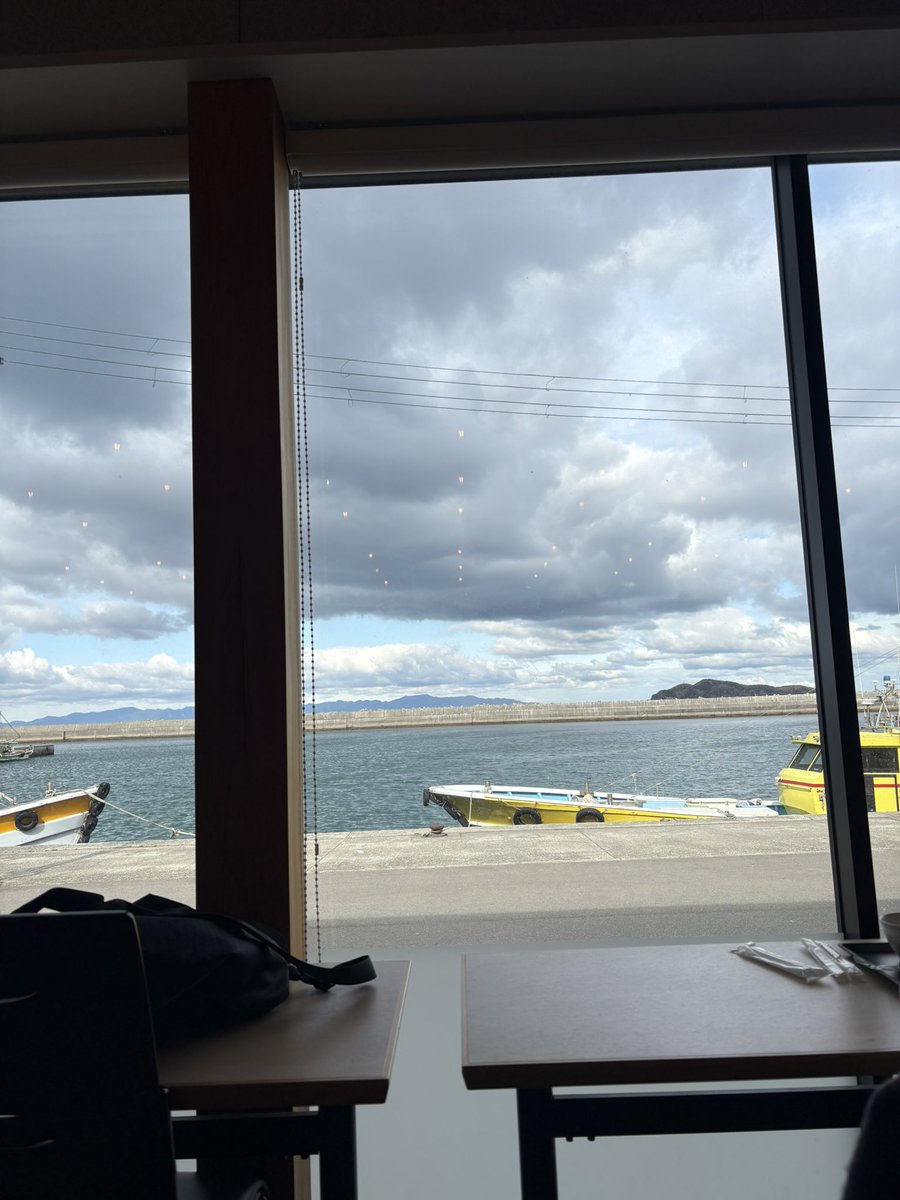 maamiomao's tweet photo. 父母とま⭐︎と一緒に和歌山県有田市まで行って、海鮮丼食べてきたー！
こう見えて、ま⭐︎は国試前💦大丈夫か？！
お刺身の一つひとつがめちっちゃ美味しすぎた！！
混むと言われたのでお昼前に行って食べたので、
おやつに和歌山イオンでたこ焼きシェアしたのも美味しかった！！ https://t.co/2y1aOebUkN