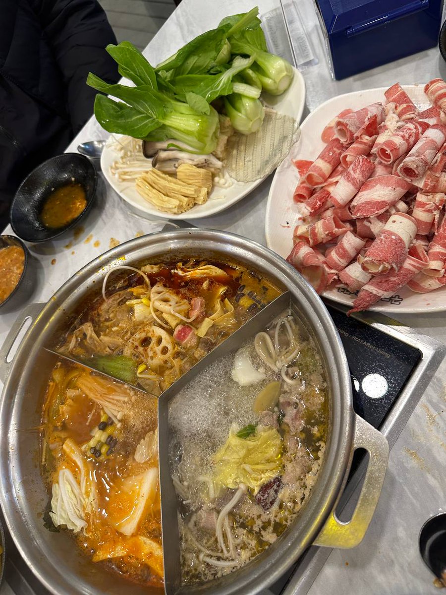 KAO_REM's tweet photo. 오늘 무한리필 훠궈 구구향 다녀왔는데 만족. 탕이 3개 나옴 (홍탕, 백탕, 토마토탕) 
1인 22900원이고 청경채 알배추 등 야채 신선하고 종류도 많음.
근데 꿔바로우 인기 너무 ��고 앞에 남자가 매너 없게 너무 많이퍼감..
동그란 납작당면(이게 킥. 두툼한 라이스페이퍼 느낌), 가지만두, 뉴진면 등 전반적으로 만족했고 갓 찐 꽃빵이랑 옥수수도 좋았음.