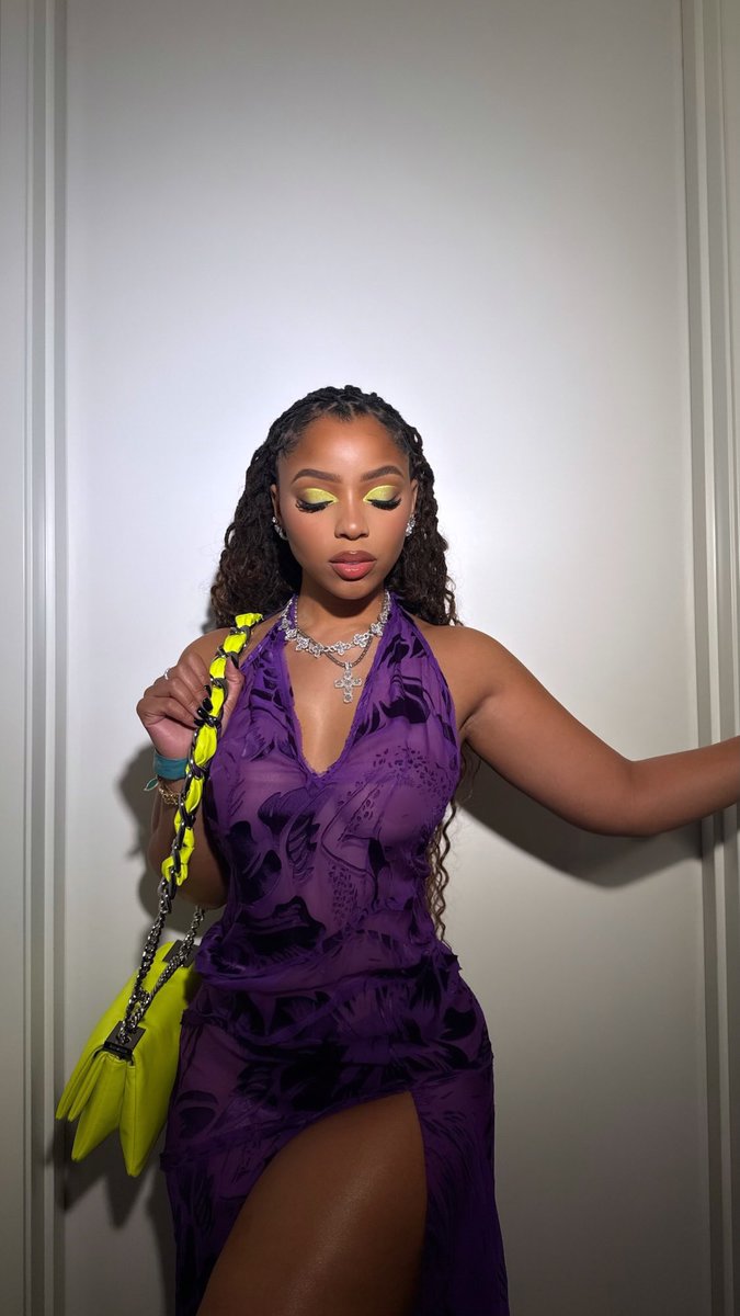 CxhCenter's tweet image. Chloe celebrating Tyla's birthday💜🌟