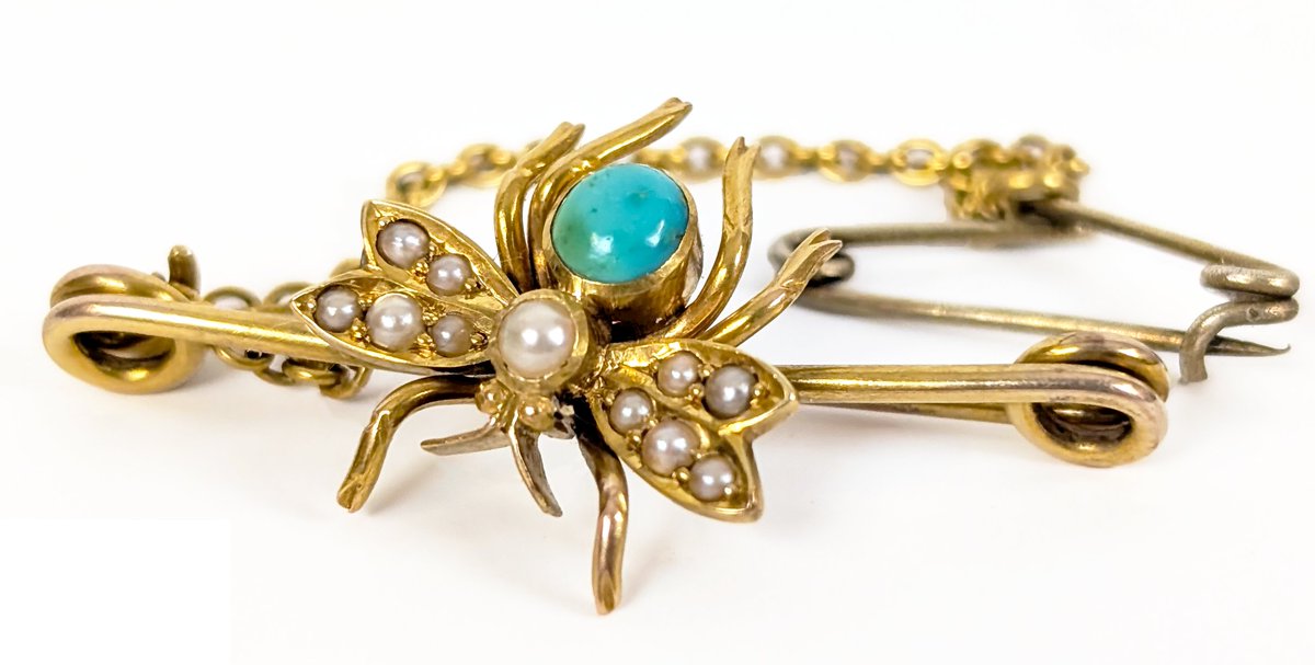 Vintage gold bumble bee brooch set with turquoise and seed pearls. Available next month in our Jewellery, Silver, Antiques &amp; Collectables auction.

Register to bid now at beestonauctions.co.uk

#bumblebees #turquoise #gold #pearls #jewellery #auction