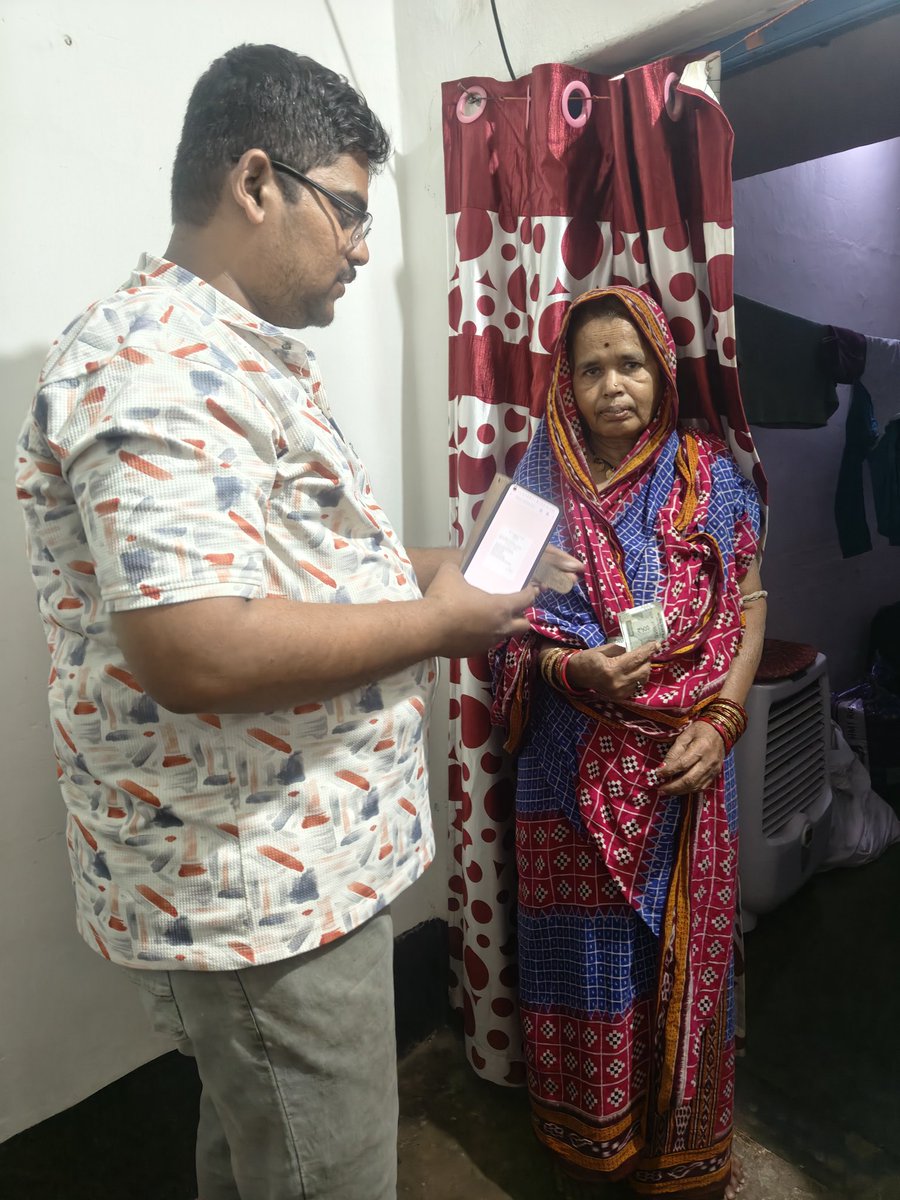 As a VLE in Ganjam, proud to be part of the door-to-door Old Age Pension distribution and Aeps Service initiative through Digipay app  serving our senior citizens. 🙏
#VLELife #CSC <a href="/CSCegov_/">CSCeGov</a> <a href="/OdishaSpv/">CSC SPV Odisha</a> <a href="/jroutofficial/">Jitendra Rout</a> <a href="/MohdRiaz0/">Mohammed Riaz</a>