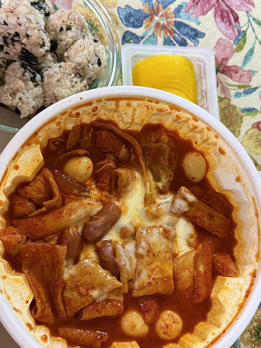 baeksubap's tweet photo. 엽기오뎅 햄 ��추리알 분모자 양배추 추가 https://t.co/pXOzXG9cfP