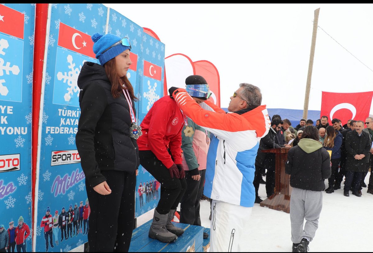 yilmazilhan30's tweet photo. 🎿 Barış ve Kardeşlik Ruhuyla Türkiye Kayaklı Koşu 1. Etap Yarışları Yüksekova’da Gerçekleştirildi
Türkiye Kayak Federasyonu tarafından düzenlenen, 19 ilden yaklaşık 257 sporcunun katılımıyla gerçekleştirilen Kayaklı Koşu Barış ve Kardeşlik 1. Etap Yarışları, ilçemizde büyük bir heyecan ve coşkuyla tamamlandı.

Yarışlar sonunda dereceye giren sporcularımıza ödülleri,
Yüksekova Kaymakamımız Sayın Mustafa Akın, Cumhuriyet Başsavcısı Sn. Rıza Ünel, AK Parti İl Koordinatörü Sn. @byildiz63, AK Parti İl Başkanı Sn. @kayazeydin, Gençlik ve Spor İl Müdürü Sn. @30Emin_YILDIRIM, İlçe Jandarma Bölük Komutanı Yarbay Sn. Mehmet Kuşca, AK Parti İlçe Başkanı Sn. @BurhanYASAR30 ile protokol üyeleri ve paydaş kurum temsilcilerimizin katılımıyla takdim edildi.

Sporun birleştirici gücünü, barış ve kardeşlik ruhunu Yüksekova’da hep birlikte yaşadığımız bu anlamlı organizasyona ev sahipliği yapmaktan büyük mutluluk ve gurur duyuyoruz.
Başta sporcularımız olmak üzere, organizasyonda emeği geçen tüm kurum ve paydaşlara teşekkür ediyor, tüm sporcularımızı yürekten tebrik ediyoruz.
@OA_BAK 
@alicelik_64 
@kayakfed 
@30Emin_YILDIRIM 
@TCyuksekova 
@sabridemir30 
@guldalfahri1