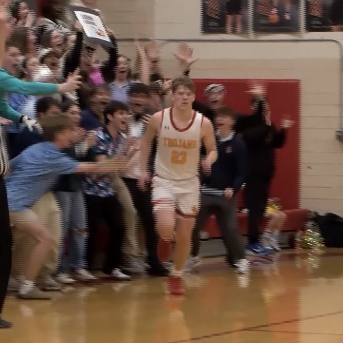 CharlestonCusd1's tweet photo. On January 30, Tyler Oakley became the Charleston High School boys basketball leading scorer by scoring the 1463rd point of his career. In fitting fashion, Tyler hit a kick out three in front of the roaring Grateful Red! Congratulations Tyler on this outstanding accomplishment! https://t.co/lWLxJYkg60