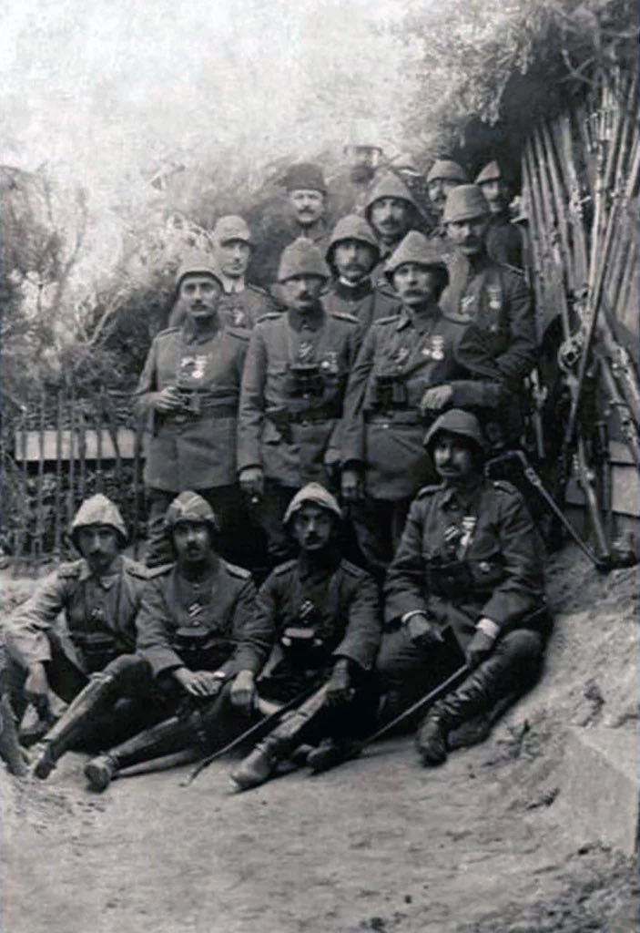 HalilSamiBey's tweet photo. Ben gördüm. Ama sizin gibi ideolojik kaygılarla dikilen sembolik taşlarda değil; Arıburnu’nda, Conkbayırı’nda, Anafartalar’da düşmana karşı verilen her mücadelenin içinde yer alan, tüm insiyatifi kedisinde toplayıp emir veren yetim bir Selanikliydi. O Selanikli’nin Çanakkale’de verdiği her taaruz emri sizinle aynı zihniyette olanlara karşı verildiğinden kuyruk acınız ömür boyu dinmeyecek.