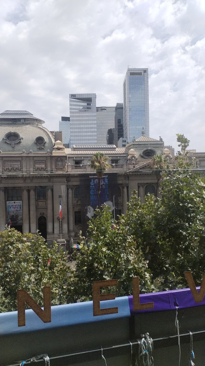 En el momento más random, en el lugar más random en que puedo estar, el Garzón del lugar donde estoy pone Chile robot de Sinergia mientras hace su pega 😅

#sinergia #díadelospatrimonios