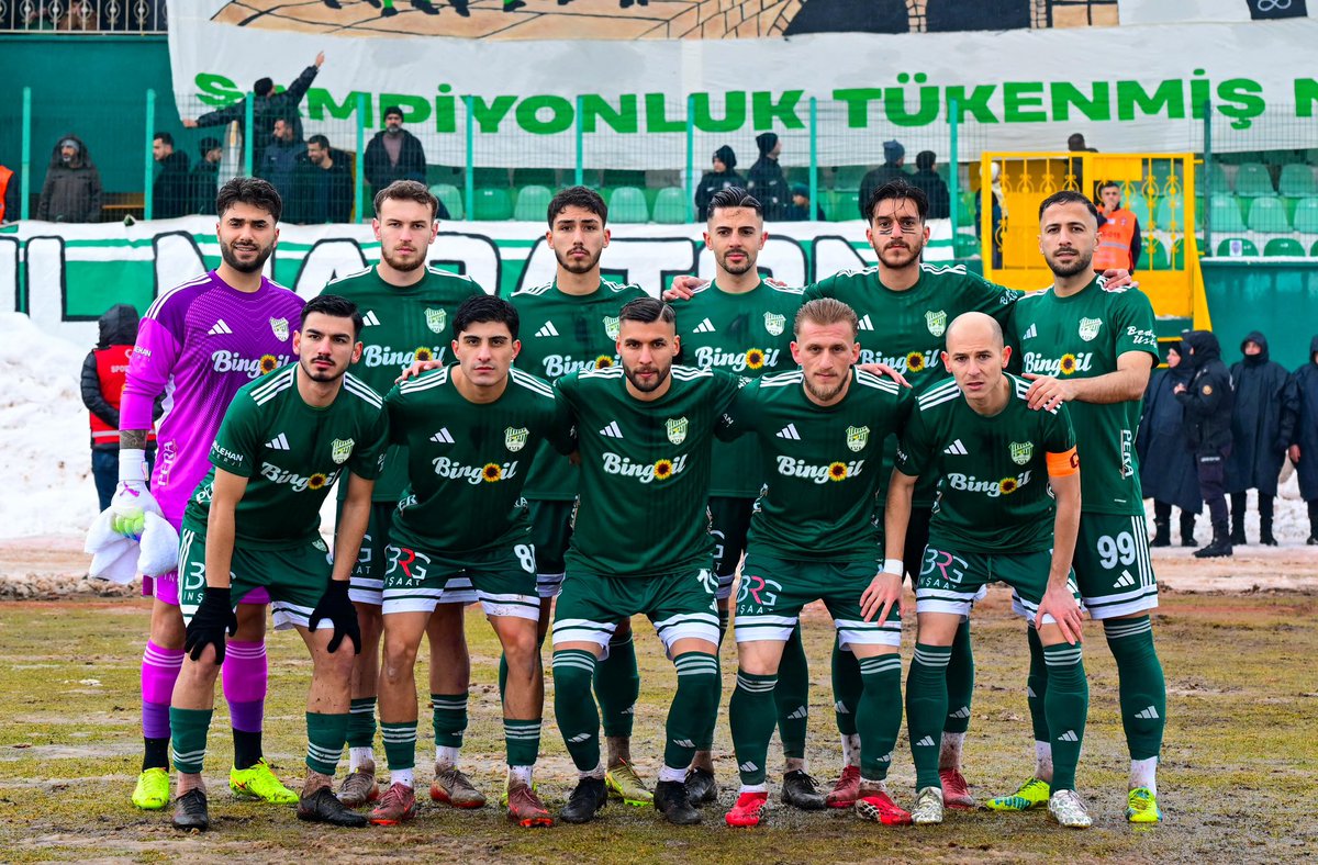 bingolvaliligi's tweet photo. Valimiz Sayın Cahit Çelik, 12Bingölspor–Suvermez Kapadokya karşılaşmasını tribünden takip etti.

0-0 biten karşılaşma sonrasında futbolcularımızı, teknik heyeti ve Bingölspor taraftarını kutlayan Vali Çelik, “Azim, mücadele ve takım ruhu”yla hedefimize adım adım yaklaşıyoruz.12Bingölspor’a  şampiyonluk yolunda başarılar diliyorum. ' dedi.

@celikcahit 
#BingölValiliği