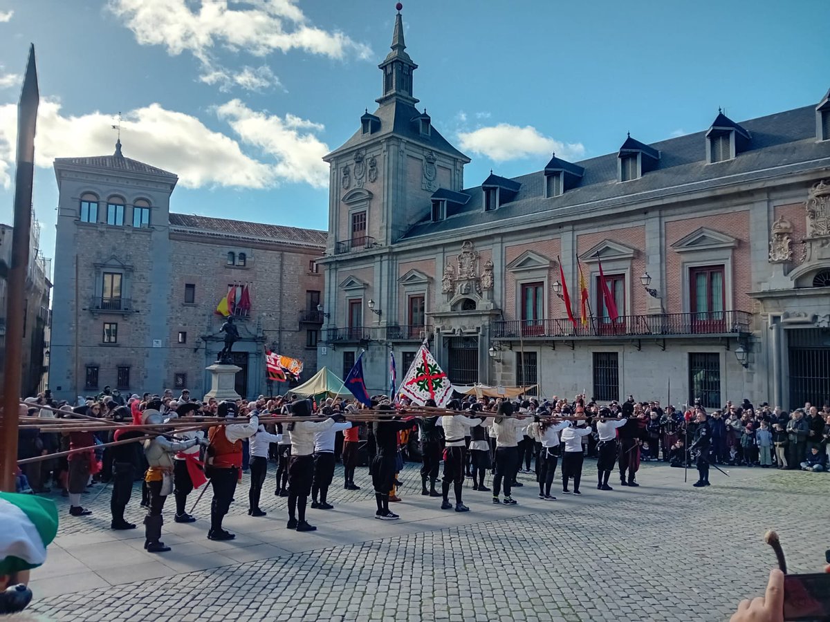 aoviedodm's tweet photo. Recreando un escuadrón de picas con la escuela de esgrima histórica por el día de los Tercios en la plaza de la Villa de Madrid.
#31eneroTercios https://t.co/FsSc0EprLc
