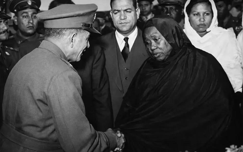 هذه هي السيده / عزه محمد عبدالله أرملة البطل الملازم / على عبداللطيف أيقونة ثورة اللواء الأبيض ١٩٢٤ . وهي التى احتفى بها الفنان الكبير/ خليل فرح وغنى لها ( عزه فى هواك ) و أصبحت عزه رمز الوطن فى ادبيات الثوره السودانيه ... هذه الصوره بتاريخ ٩ ديسمبر ١٩٥٣... ،