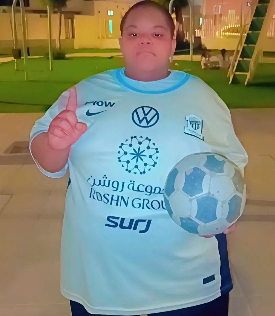 اللي بيكتب لبنزيما في الانستا نحوبك يا هكومه لا تخرج باللهي وبيقنعه يجلس