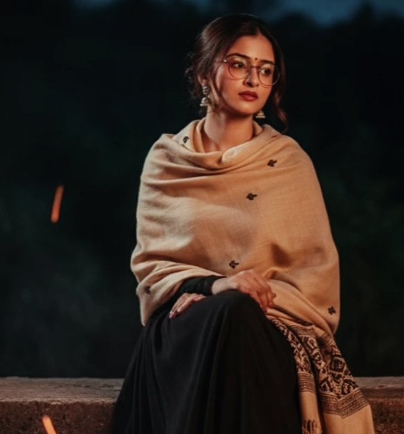 टूट कर भी किसी से गिला न किया ,
हर दर्द को दिल में ही सिला न किया।
वो चले गए तो बस इतना समझ आया ,
हमने चाहा बहुत , पर हासिल कुछ भी न किया।