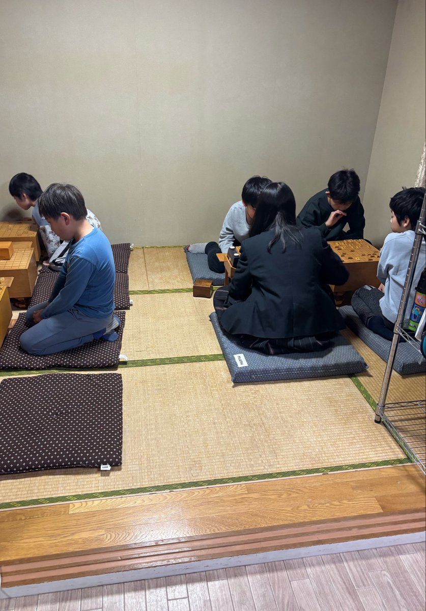 昨日は朝からVSのあとに１７時から２２時過ぎまで大野将棋教室の指導対局を担当しました。
皆さん真剣に将棋に取り組んでいました👏素晴らしい😊
盤を挟んで指していると以前よりも少しずつ強くなっていらっしゃるのがわかって嬉しいです､､！🥹
生徒さん募集中ですので、ぜひご検討ください🙇‍♀️
