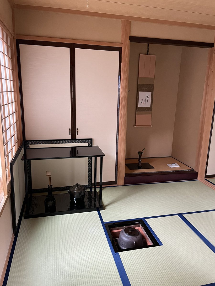 hanananan_cha's tweet photo. 1月後半のお稽古は、台子の濃茶、薄茶でした。小習いの方達は、長板総荘はしたことがありますが、台子総荘は初めてで、皆さん真台子の存在感にに圧倒されていました。
上級の方は、真之行台子もしました。
そして今日は、希望者で花月の会を行いました。花月はこれからも折に触れやっていきたいです。 https://t.co/intOdVlu2g