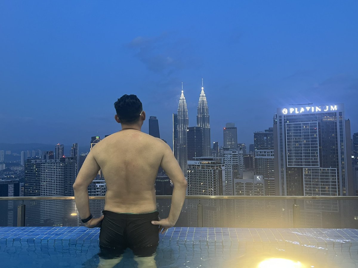 Mackqu's tweet image. 夜泳，看着双子塔 🏊‍♂️

KL 的节奏，真的很舒服。
I get why people fall in love with this city.

#KualaLumpur #KLLife #KLCC #Petronas
