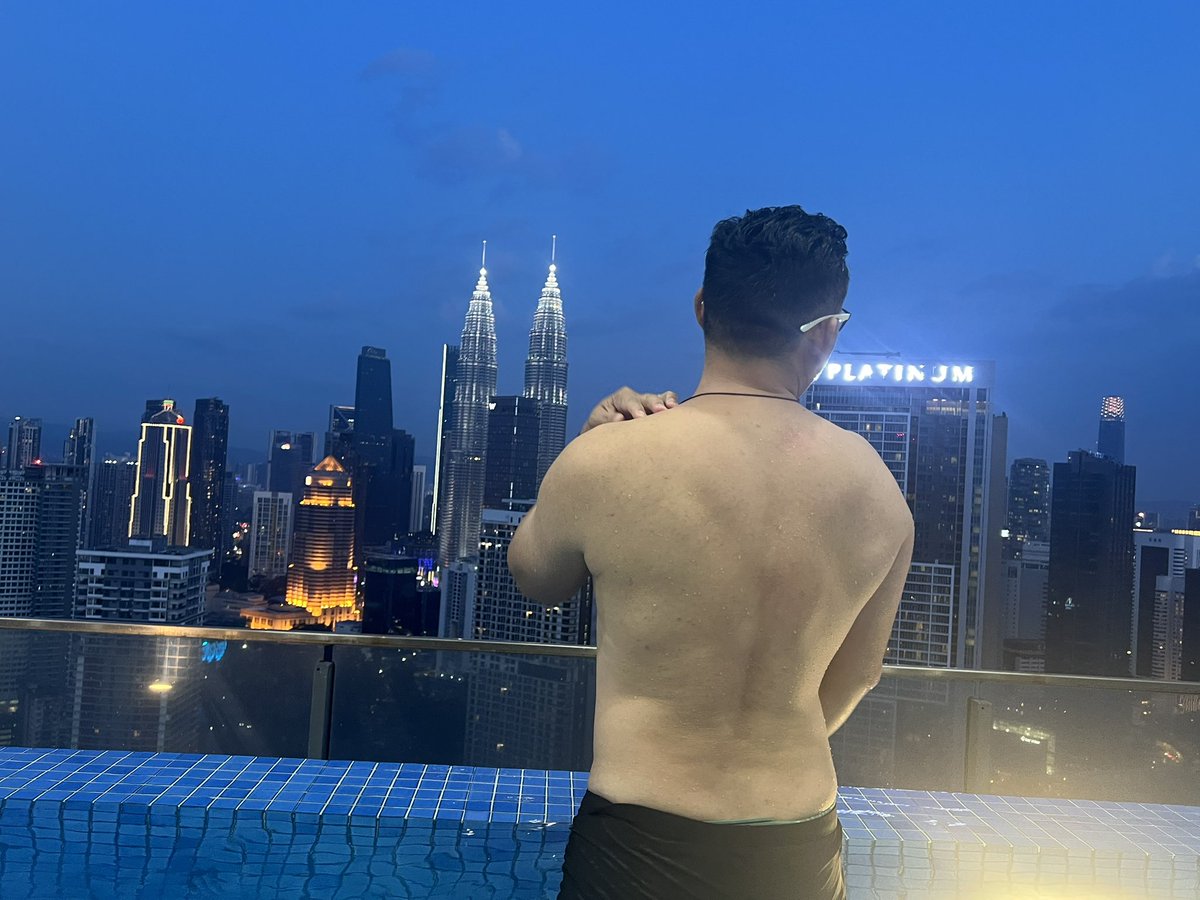 Mackqu's tweet image. 夜泳，看着双子塔 🏊‍♂️

KL 的节奏，真的很舒服。
I get why people fall in love with this city.

#KualaLumpur #KLLife #KLCC #Petronas