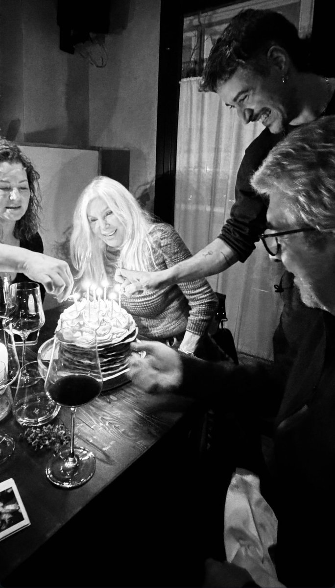 felipelahiteau's tweet photo. Susana usa rogel para soplar las velas como la gente de bien https://t.co/M60GXjrdhU