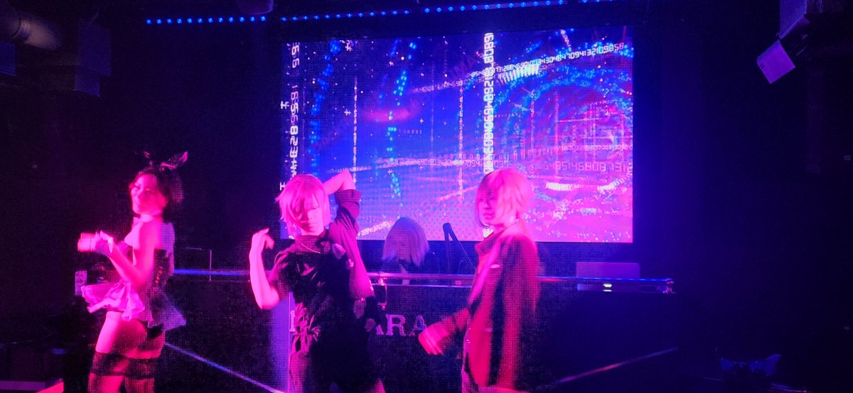 3枠目 DJパリピ☆親方
GOGOタイム始まりました！
チップを渡せばいいことあるかも……꜀^. ̫.^꜆