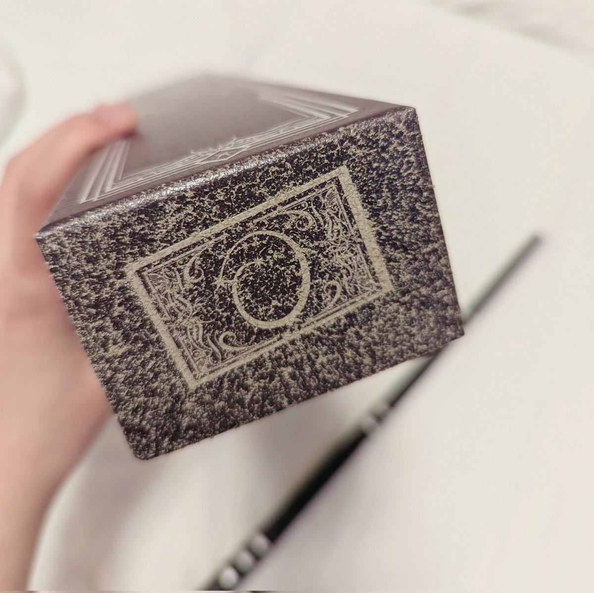 ユニバめちゃたのしかった…！！引きこもりなのに2日連続歩き回って本当に足が死んだ😇杖どうしよっかなーと思ってたけどオリバンダーの店で選ばれて埃付き箱の杖もらえたから買っちゃった🫶うれしーー！！✨