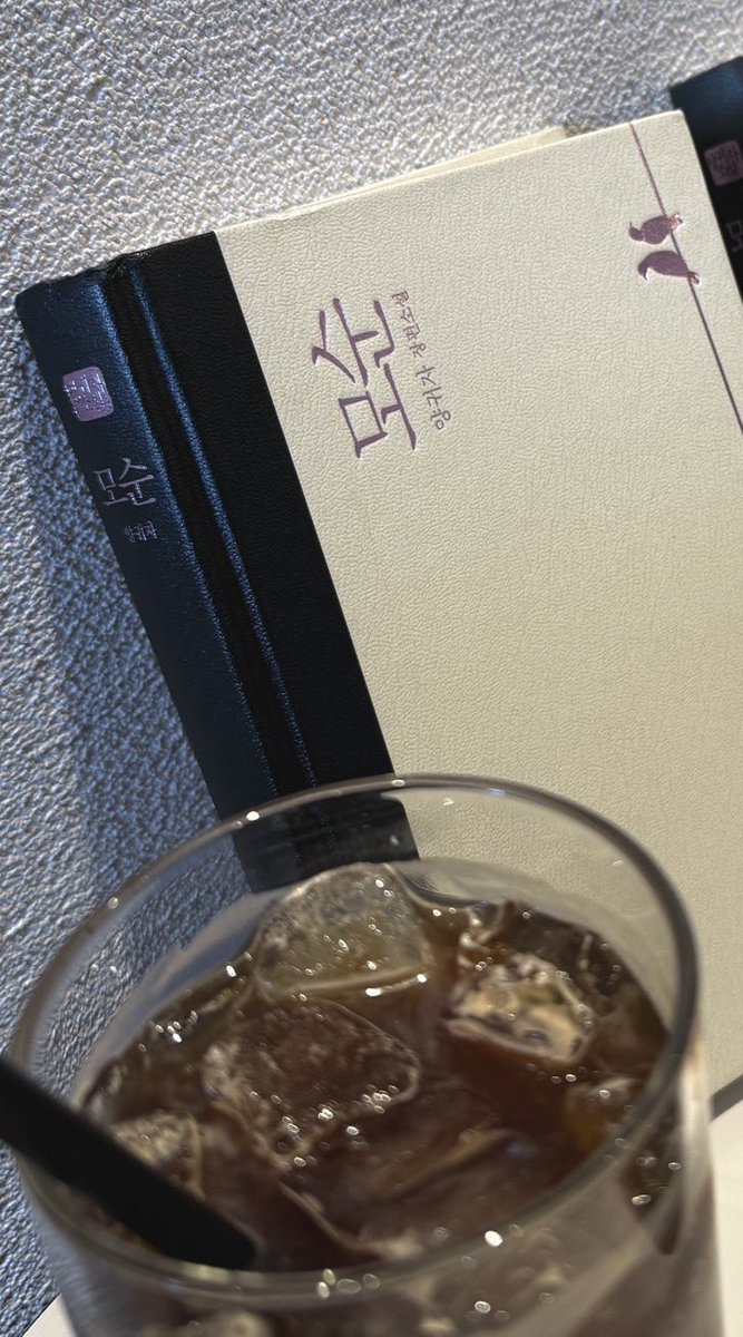 bbeansnn's tweet image. 진짜 진짜 전 모순 추천드립미다…

저도 로맨스 별로 안좋아하는데 
이 책으로 인생을 배웠음.. 

정말 인생에서 한번쯤은 꼭 읽어보셔요!!!