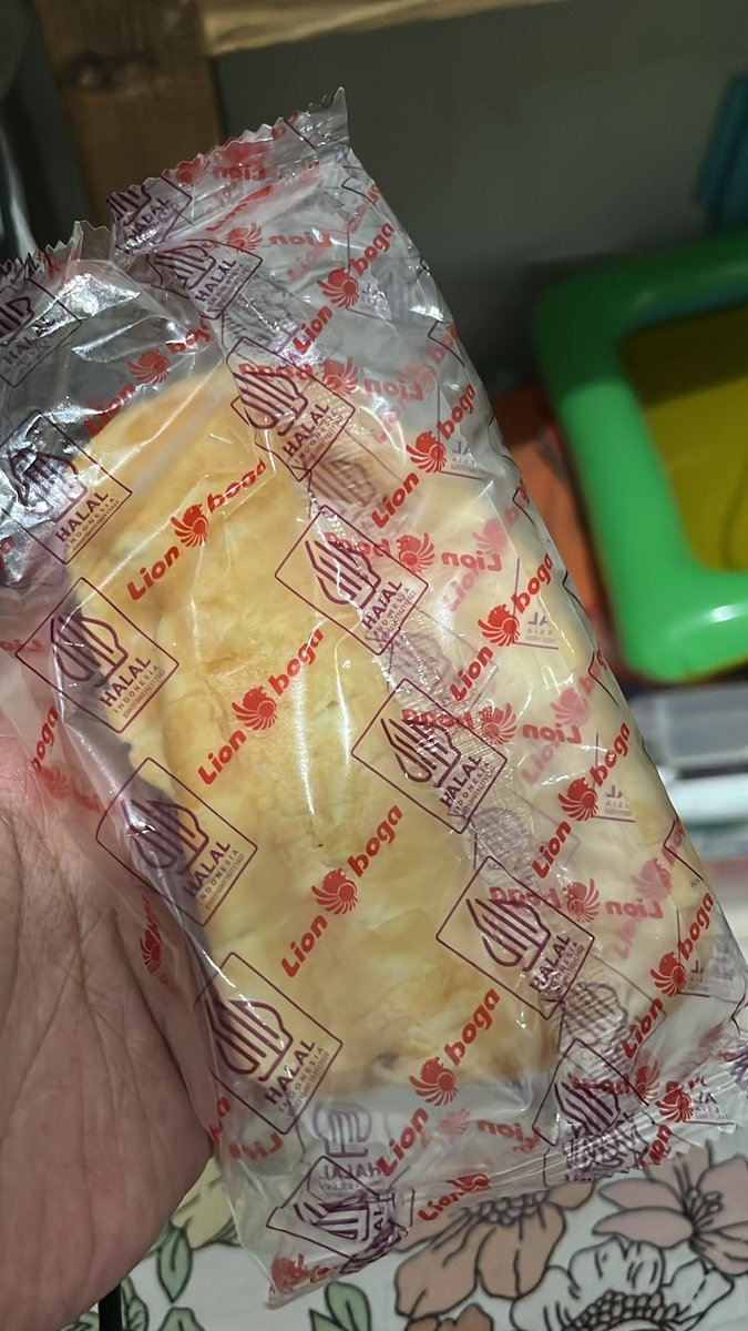 TYTNSNI's tweet photo. Bilang ke suami, mau dong dibawain roti dr lion https://t.co/Mntyf7DkuF