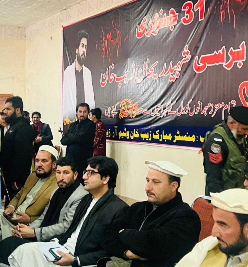 janbahader2702's tweet photo. #شہیدریحان_زیب_خان_کی_دوسری_برسی
#حق_کی_آواز_آج_بھی_زندہ_ہے
شہیدِ ملت ریحان زیب خان کی دوسری برسی باجوڑ میں انتہائی عقیدت، وقار اور پُرامن انداز میں منائی گئی۔ عوام، علاقائی مشران، علماء اکرام، سیاسی قائدین اور باہمت یوتھ کی بھرپور شرکت اس بات کا ثبوت۔ https://t.co/h5dYm1Ny8y