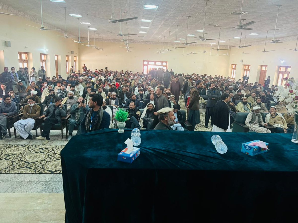 janbahader2702's tweet photo. #شہیدریحان_زیب_خان_کی_دوسری_برسی
#حق_کی_آواز_آج_بھی_زندہ_ہے
شہیدِ ملت ریحان زیب خان کی دوسری برسی باجوڑ میں انتہائی عقیدت، وقار اور پُرامن انداز میں منائی گئی۔ عوام، علاقائی مشران، علماء اکرام، سیاسی قائدین اور باہمت یوتھ کی بھرپور شرکت اس بات کا ثبوت۔ https://t.co/h5dYm1Ny8y