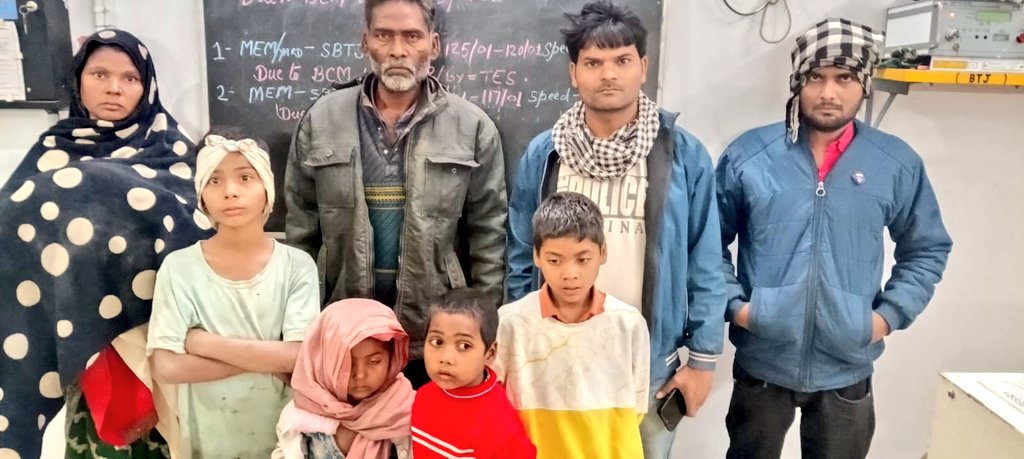 मऊआइमा स्टेशन पर ट्रेन संख्या 04111 से अनजाने में उतर गए चार बच्चों की सूचना स्टेशन मास्टर द्वारा तत्परता से संबंधित संगठन को दी गई। अंतू पुलिस के सहयोग से परिजनों से संपर्क स्थापित कर सभी बच्चों को सकुशल उनके परिवार के सुपुर्द किया गया। मानवता एवं समन्वय का सराहनीय उदाहरण। 🙏🚆