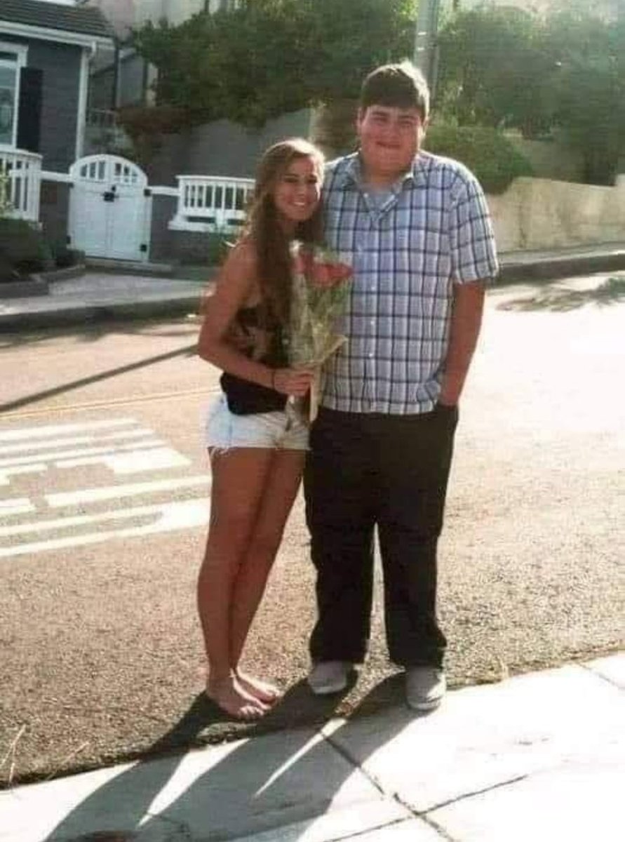 Tonigonzlz's tweet image. Este chico se llama Liam, sufrió acoso escolar en su escuela debido a su peso. Por malicia, algunos estudiantes lo obligaron a invitar a la niña más popular y hermosa de la escuela a un baile de graduación (con la intención de aceptar un No por respuesta y lastimarse aún más)